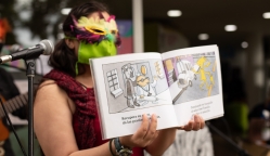 Mujer con libro