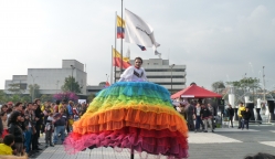 Presentación de trajes con el apoyo de zanqueros profesionales quienes lucieron vestuarios